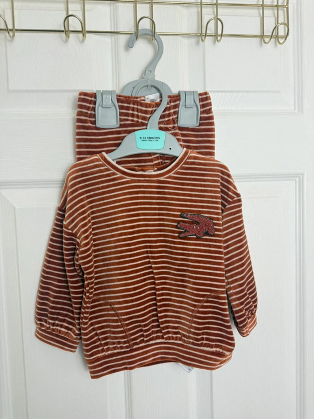 New Ex M&S Velour Crocodile Striped Jumper & Bottoms Outfit Christmas Gift 9 - 12 Months - Discounted high street clothing for children, ladies and men including everyday wear and seasonal styles. UK online