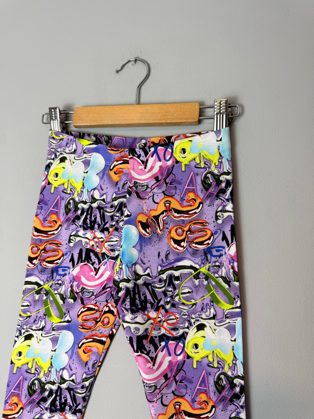 NEW Ex Next Purplw Graffiti Leggings - Girls 5 Years - Discounted high street clothing for children, ladies and men including everyday wear and seasonal styles. UK online