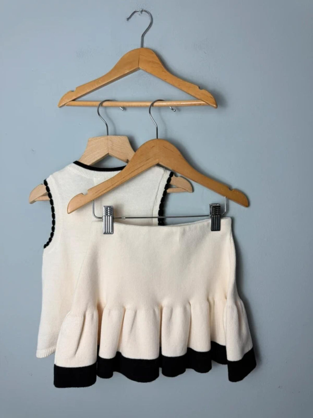 NEW H&M Cream & Black Floral Knit Co - ord Top & Skirt Set - Girls 2 - 3 Years - Discounted high street clothing for children, ladies and men including everyday wear and seasonal styles. UK online