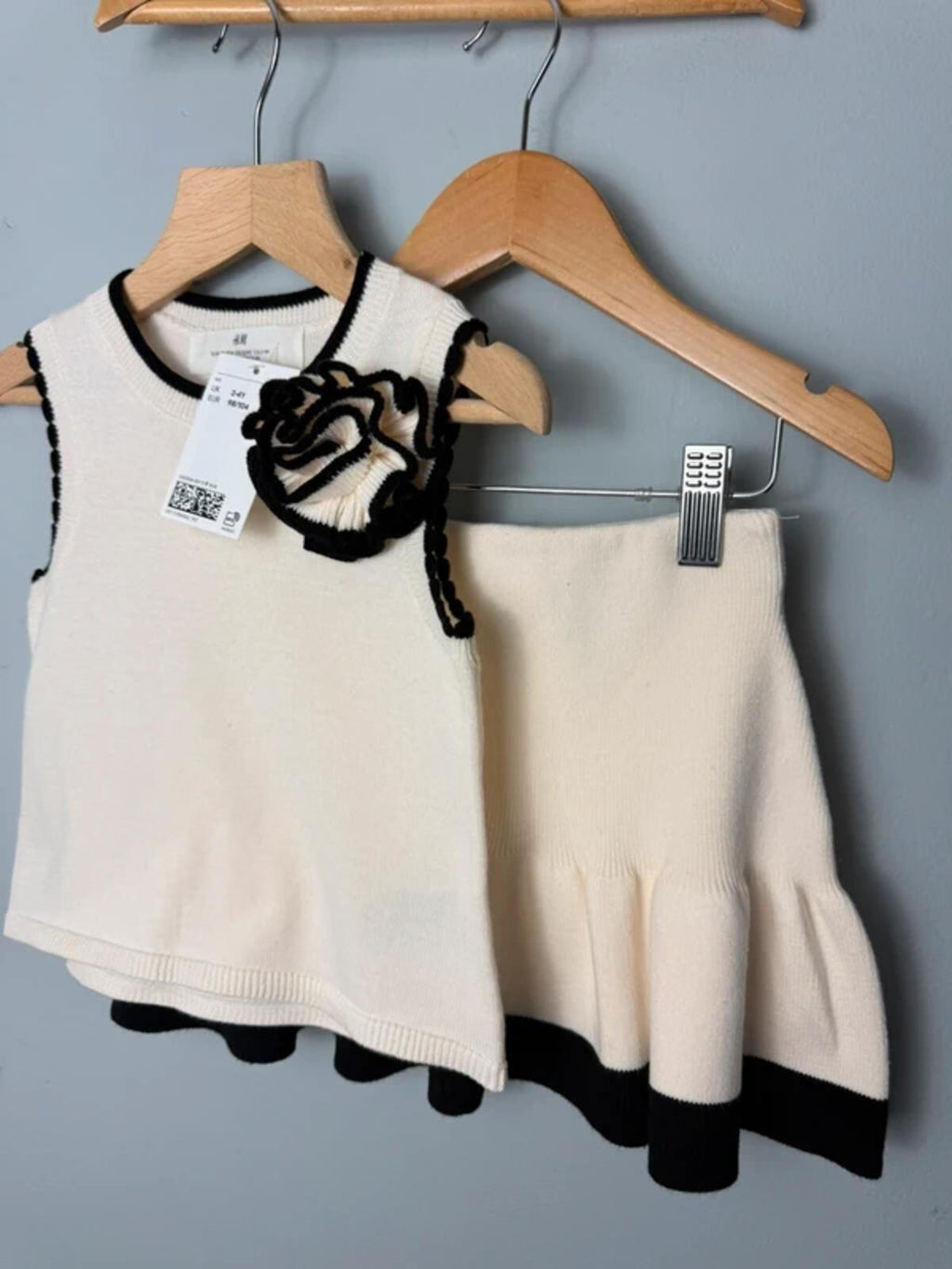 NEW H&M Cream & Black Floral Knit Co - ord Top & Skirt Set - Girls 2 - 3 Years - Discounted high street clothing for children, ladies and men including everyday wear and seasonal styles. UK online