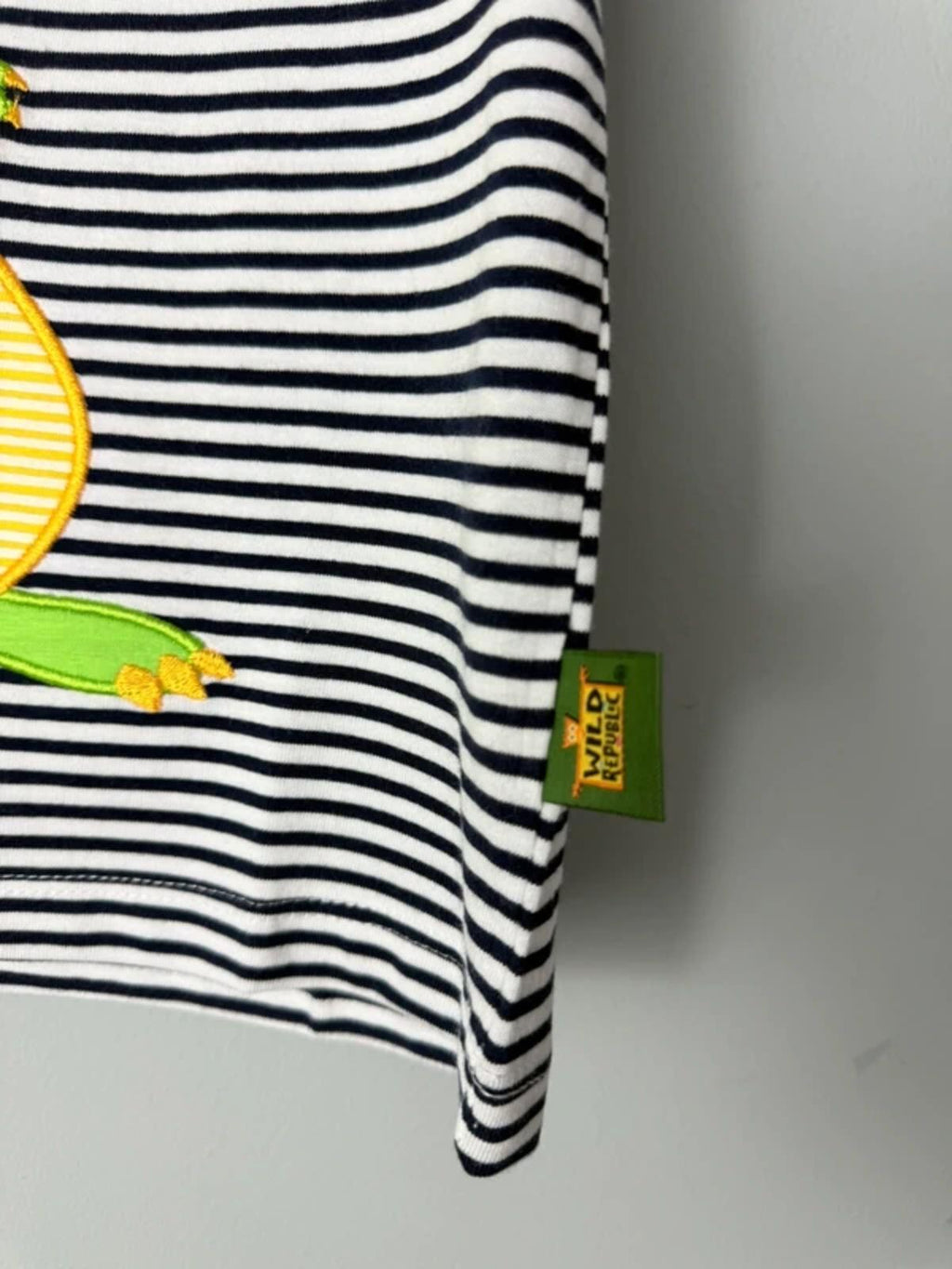 NEW Wild Republic Organic Cotton Crocodile Appliqué Top - Boys 6 Years - Discounted high street clothing for children, ladies and men including everyday wear and seasonal styles. UK online